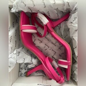 NIB SZ 7 women’s Qupid fuschia pink strappy heel
